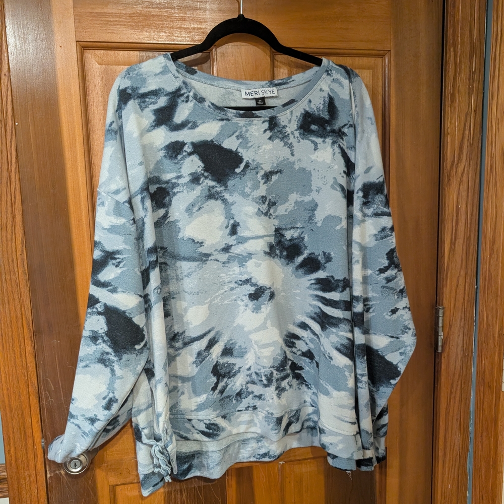 Stylish Women's Tie-Dye Sweatshirt - Black and White - Picture 2 of 6
